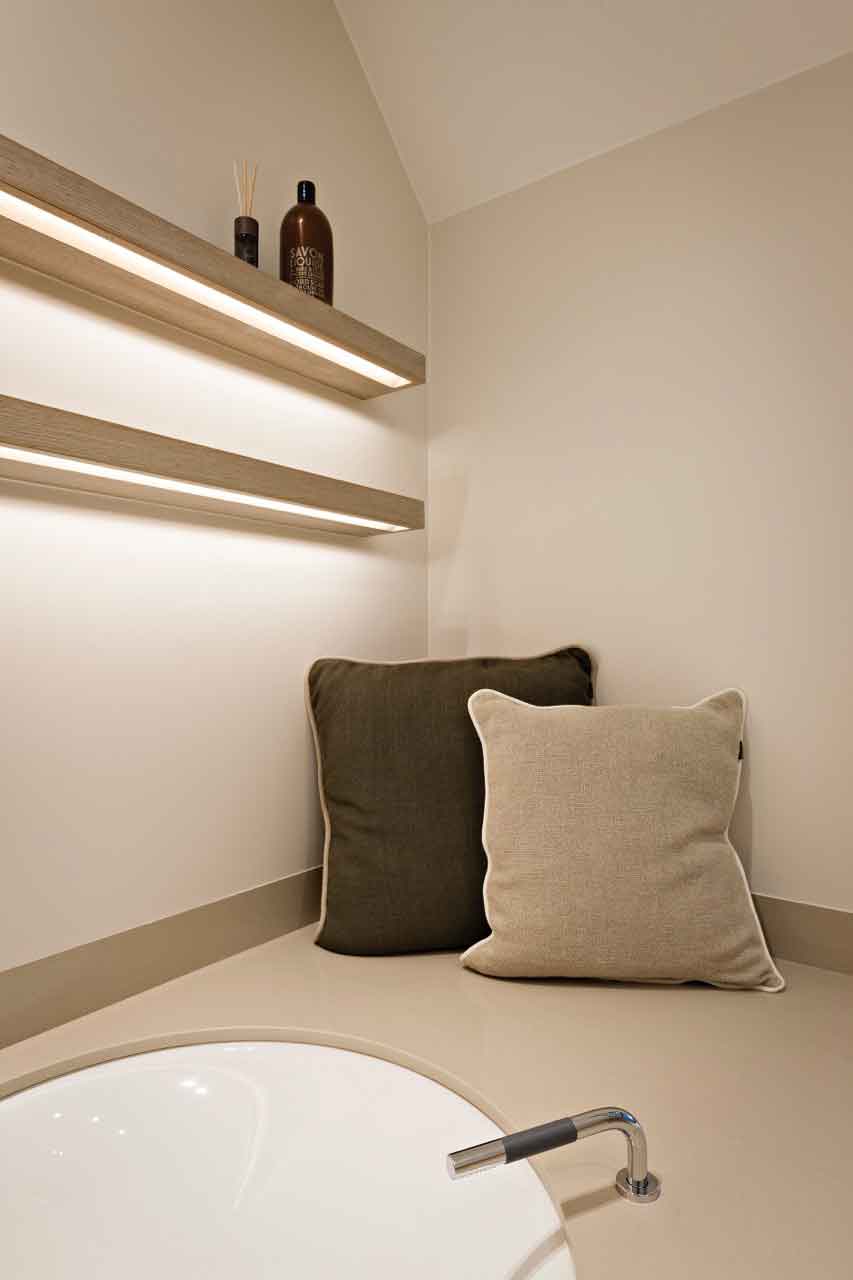 accessoire kussens in een badkamer 