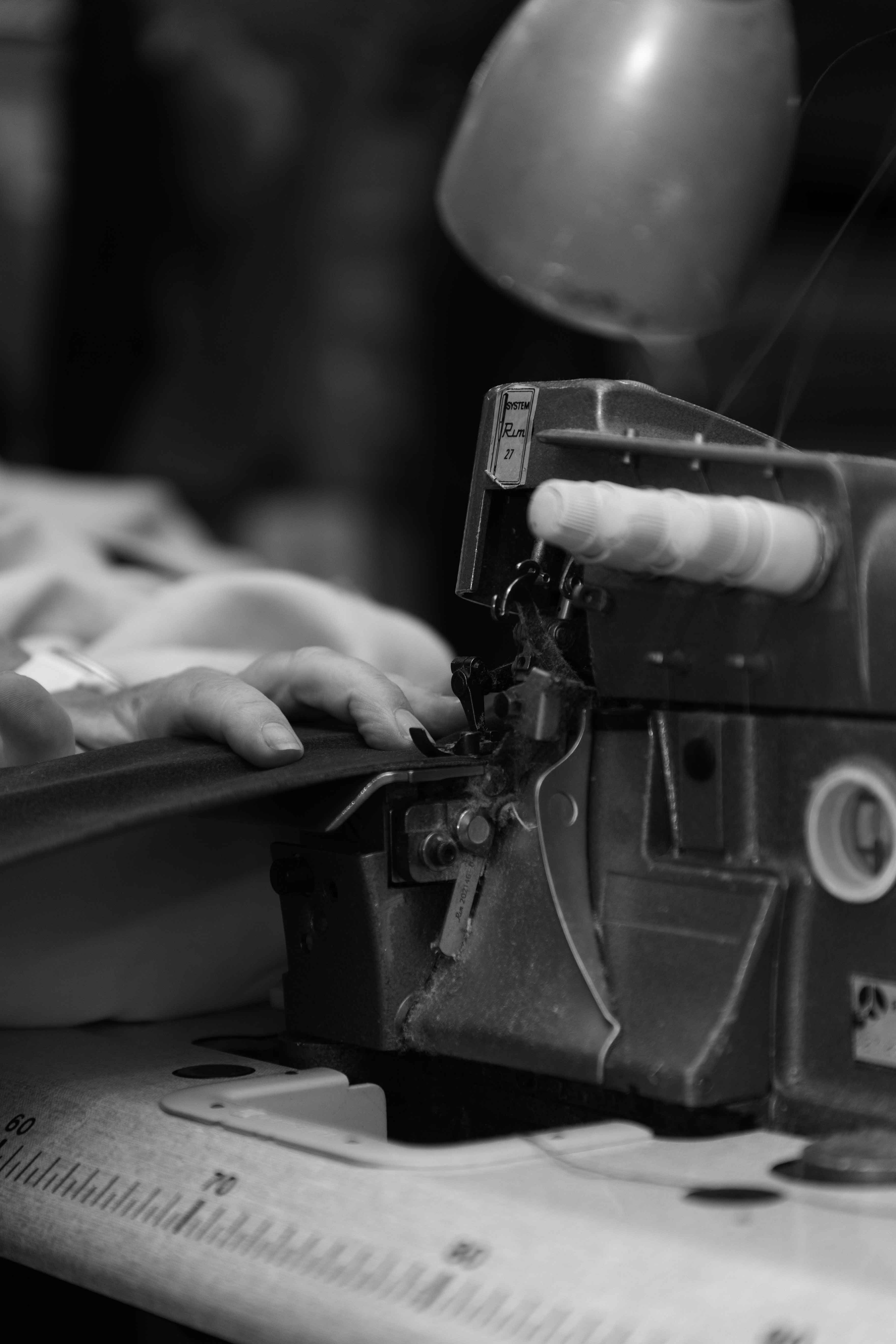 Medewerker werkt met precisie aan zonwering op maat