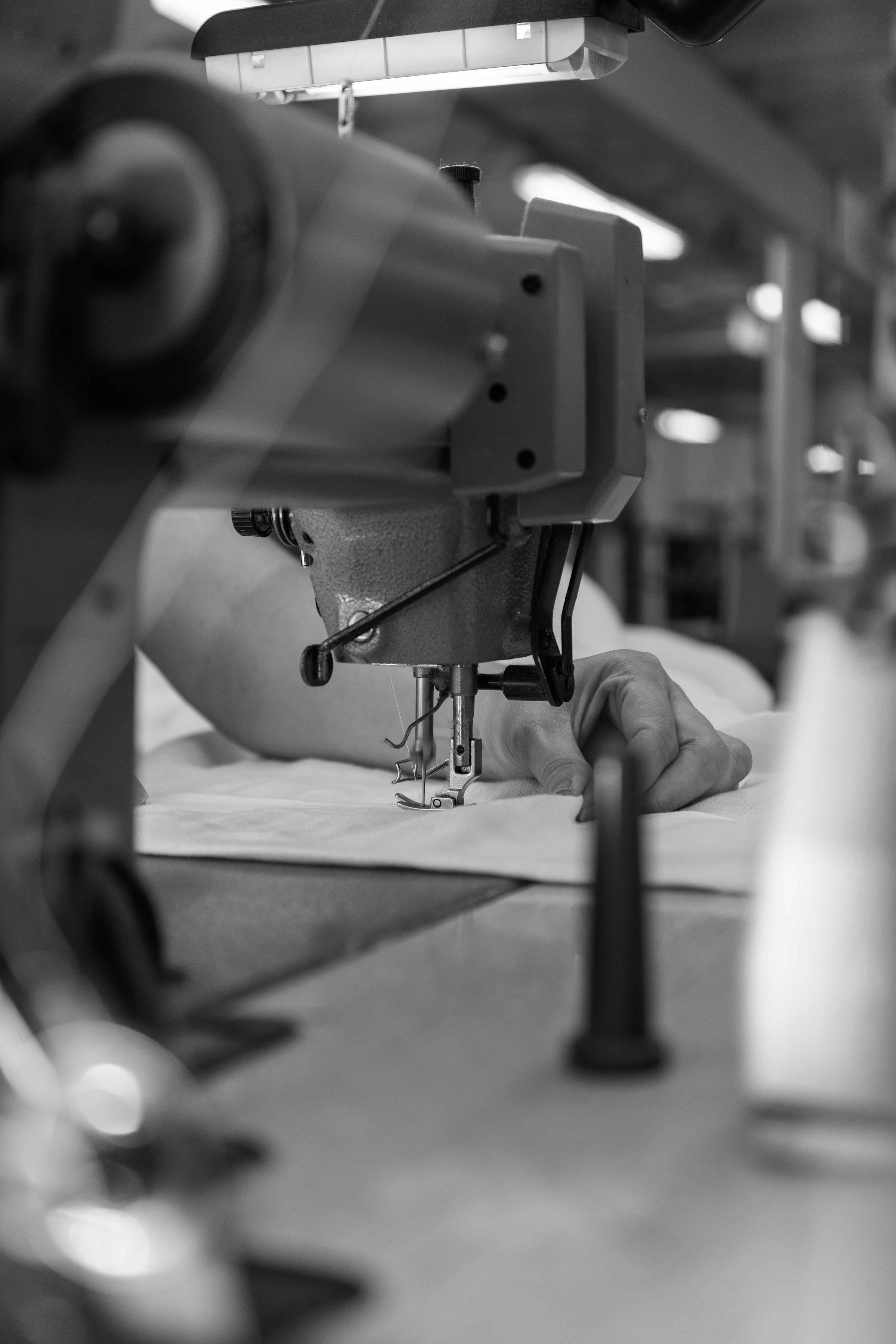 Vakman in atelier van Atelier JVlux werkt aan zonwering