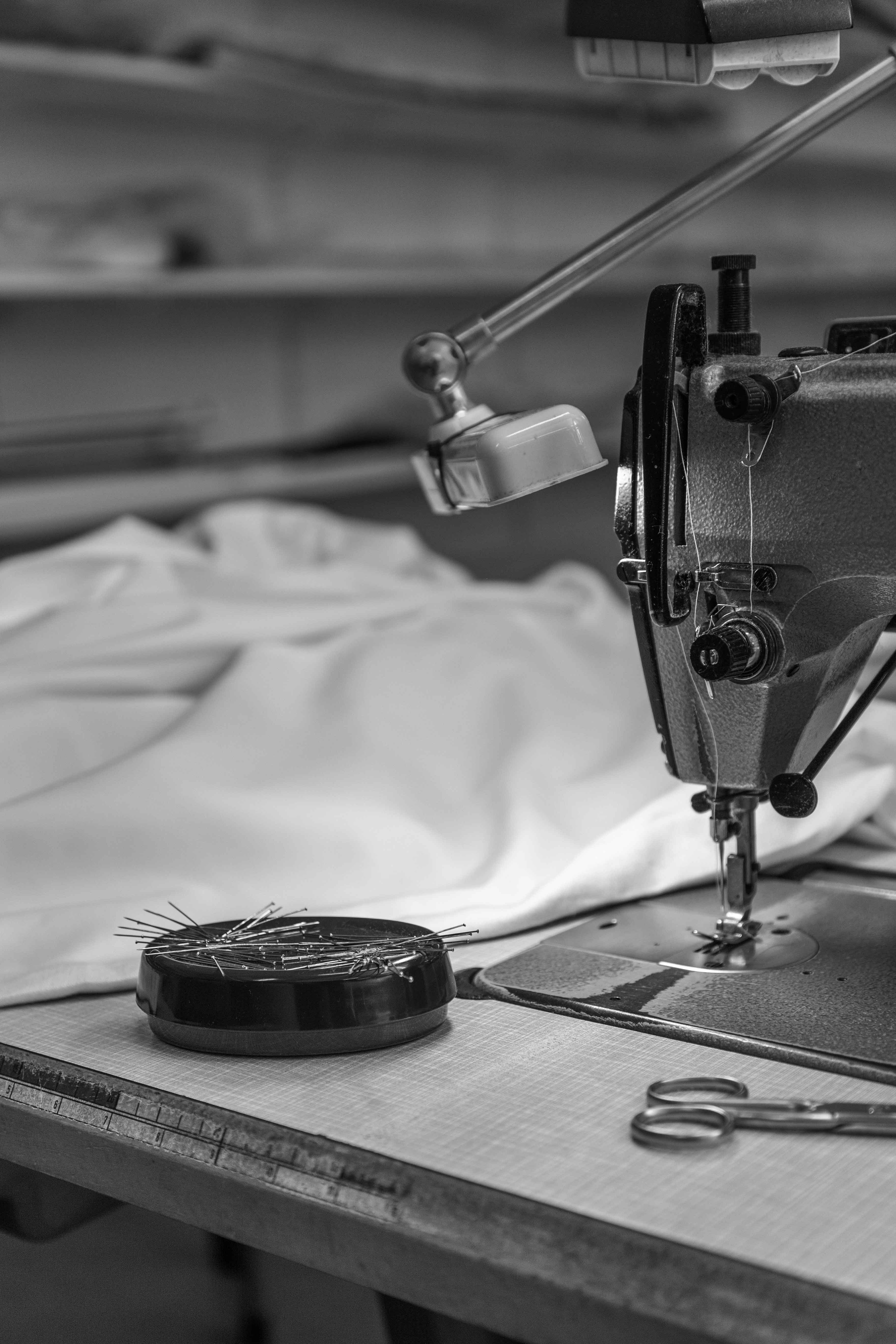 Detail van handwerk bij productie van zonwering