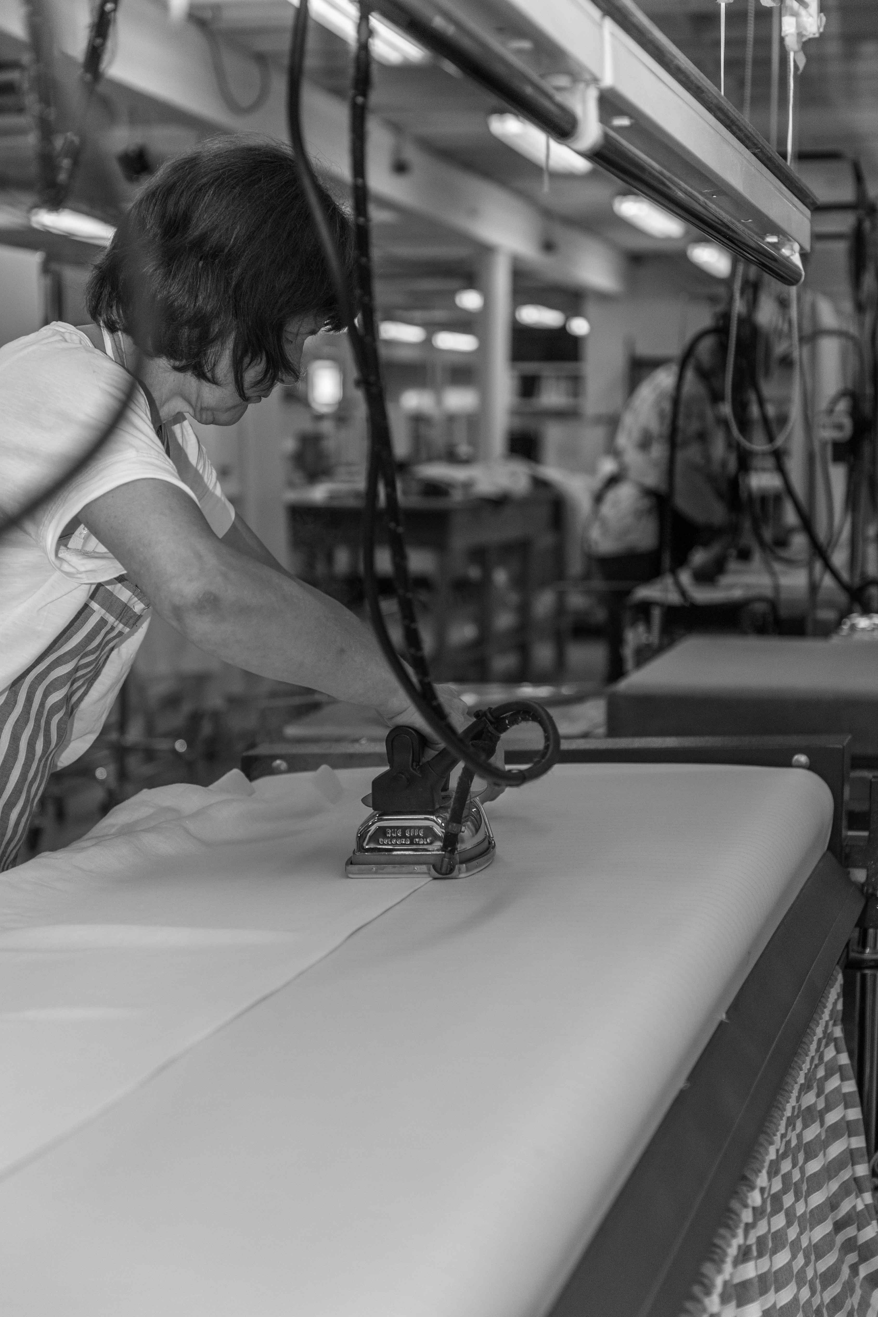 Atelier met naaimachine en raamdecoratie