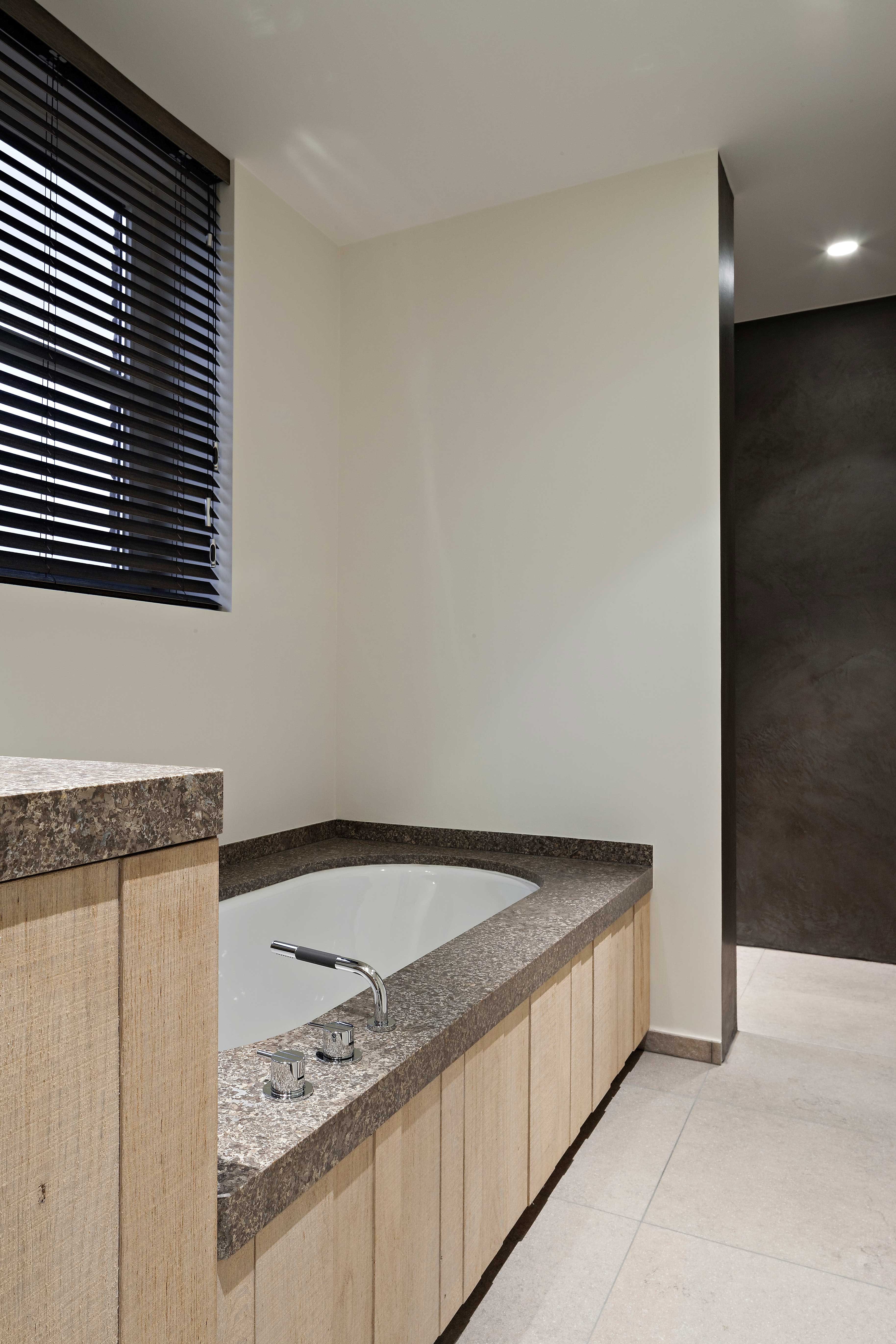 Horizontale houten lamellen voor raamdecoratie – Atelier JVlux