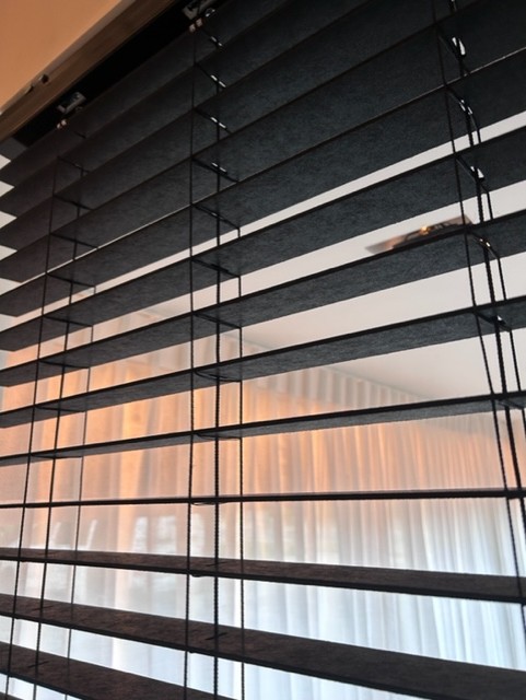 Nieuwe akoestische lamellen op maat in modern interieur